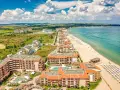 Widok na kurort nad Morzem Czarnym. Hotele i plaża z leżakami. Sprawdź ceny w Bułgarii na wakacje!