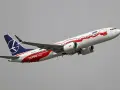 Boeing 737 MAX 8 linii LOT, z napisem "Dumni z Niepodległości Polski", wznosi się w powietrze.