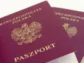 Dwa polskie paszporty z godłem orła i napisem "PASZPORT".