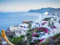 Santorini, Grecja. Białe domy na klifie, morze. Czy do Grecji potrzebny jest paszport? Tak, jeśli nie jesteś obywatelem UE.