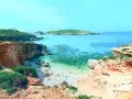 Malta last minute tanio! Widok na turkusową zatokę z klifami i zielenią. Idealne miejsce na wakacje.