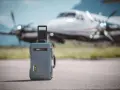 Szara walizka Peli Air na lotnisku, gotowa na lot czarterowy.