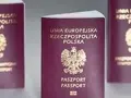 Trzy polskie paszporty w bordowych okładkach z godłem Polski.