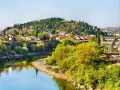 Malowniczy widok na miasteczko w Czarnogórze nad rzeką. Marzysz o bezpośrednie loty do Czarnogóry?