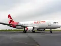 Samolot Electra Airways na płycie lotniska. Czekam na mój bagaż po podróży.