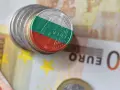 Monety z flagą Bułgarii leżą na banknotach euro. Waluta Bułgarii, lew, obok euro.