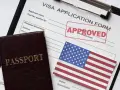 Paszport i formularz wizowy do USA z pieczątką "APPROVED". Marzenie o podróży do Ameryki staje się rzeczywistością!