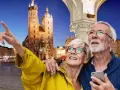 Para seniorów odkrywa urokliwy rynek, szukając ciekawych wycieczek dla seniorów.