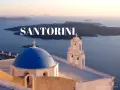 Santorini wakacje: błękitna kopuła kościoła i biała dzwonnica na tle morza i wysp. Idealne miejsce na niezapomniany urlop.