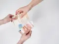 Dwie ręce przekazują sobie banknoty euro. To popularna waluta austrii, używana do codziennych transakcji.