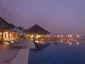 Wieczór na Malediwach. Luksusowe domki na wodzie, basen infinity i ocean. Idealne miejsce na relaks.