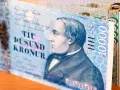 Islandzka waluta: banknot 10 000 koron z wizerunkiem mężczyzny w garniturze.