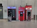 Cztery bankomaty: HSBC, CIMB NIAGA, ATM Link i jeden z napisem "mandiri" oferują wypłatę gotówki, czyli transakcje w indonezyjskiej walucie.