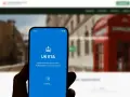 Dłoń trzyma smartfon z aplikacją UK ETA, która ułatwia uzyskanie zezwolenia na podróż do Wielkiej Brytanii.
