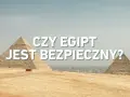 Piramidy w Gizie na tle miasta. Napis: "Czy w Egipcie jest teraz bezpiecznie?".