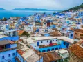 Niebieskie miasto Maroko, Chefchaouen, wznosi się na wzgórzu, tworząc malowniczy krajobraz.