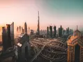 Zachód słońca nad Dubajem, z drapaczami chmur i skomplikowanymi węzłami drogowymi. Czy w Dubaju jest bezpiecznie? Tak, to nowoczesne miasto oferuje spokój.