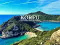 Widok na zatokę z krystalicznie czystą wodą i plażą. Idealne miejsce, by odkryć, co zobaczyć na Korfu.