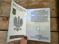 Otwarty polski paszport z godłem orła i tekstem w językach Unii Europejskiej.