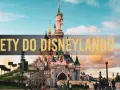 Zamek w Disneylandzie, ludzie spacerują, a nad nimi napis "Bilety do Disneylandu". Dowiedz się, ile kosztuje bilet do Disneylandu.