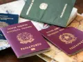 Kilka paszportów, w tym włoskie, leży na mapie. Czy do Włoch potrzebny jest paszport? Tak, jeśli nie jesteś obywatelem UE.