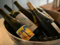 Butelki z napojami w wiaderku z lodem. Zastanawiasz się, czy można przewozić alkohol w bagażu rejestrowanym? Sprawdź przepisy!