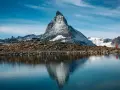 Majestatyczny Matterhorn odbija się w spokojnym jeziorze. Czy Szwajcaria jest w Schengen? Tak, podróżni mogą swobodnie przekraczać granice.
