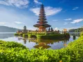 Piękna świątynia Pura Ulun Danu Bratan na Bali, idealne miejsce na wakacje. Warto rozważyć bali szczepienia przed podróżą.