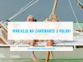 Para odpoczywa na łodzi na Zanzibarze. Czy Zanzibar jest bezpieczny? Dowiedz się z przewodnika.