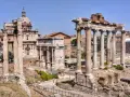 Wspaniały wyjazd do Rzymu! Ruiny Forum Romanum z łukiem i kolumnami na tle błękitnego nieba.
