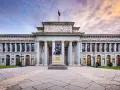 Przed imponującym muzeum w Madrycie, na placu z kamienną nawierzchnią, stoi pomnik artysty.