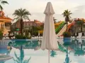 Czy biuro podróży może zmienić hotel? Poznaj swoje prawa i opcje
