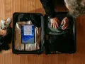 Pakowanie lot bagaż podręczny: tablet z systemem Windows, ubrania, buty.
