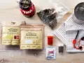 Co zabrać w góry? Gotowe dania Decathlon Forclaz: makaron po bolońsku, kurczak curry, mieszanka ryżu i przyprawy. Do tego kuchenka turystyczna i menażka.