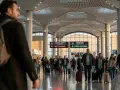 Ludzie z walizkami w nowoczesnym terminalu lotniska. Zastanawiasz się, co można przywieźć z Turcji samolotem?
