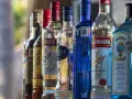 Rząd butelek alkoholu, w tym Smirnoff i Bombay Sapphire, sugeruje ceny alkoholu na Cyprze.