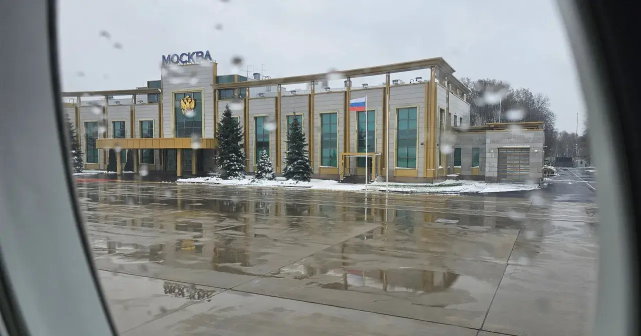 Budynek z napisem "MOCKBA" i godłem Rosji, otoczony śniegiem i kałużami. To trzeci port lotniczy Moskwy.