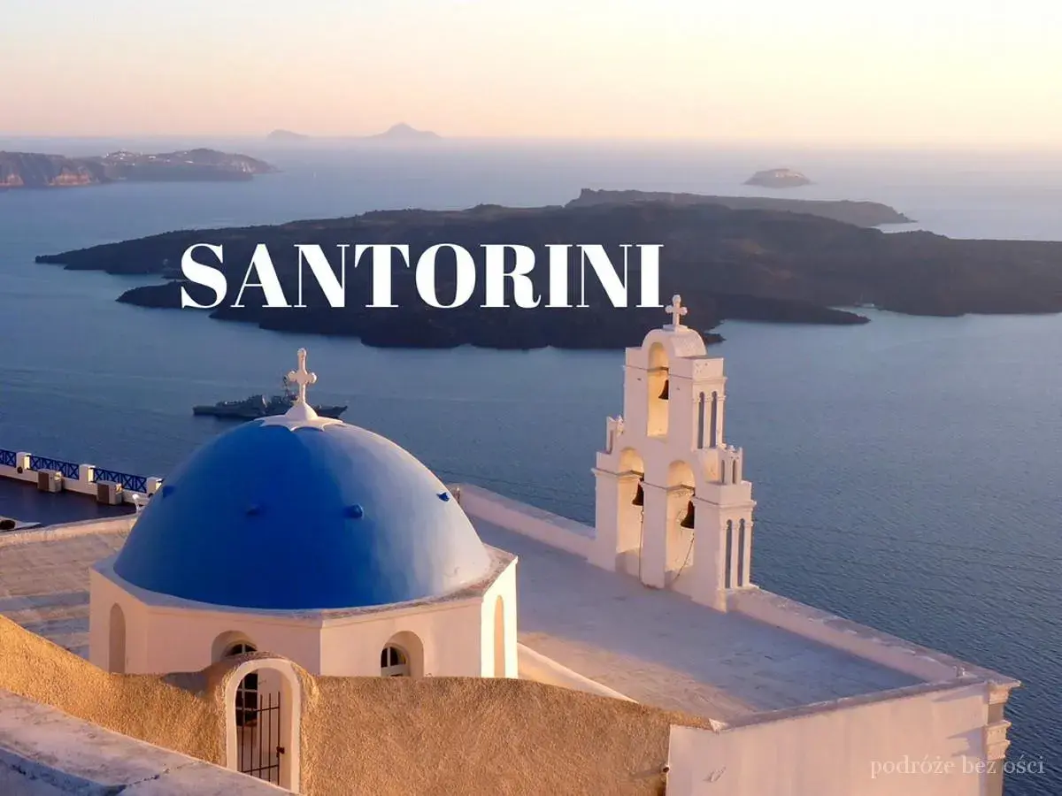 Santorini wakacje: błękitna kopuła kościoła i biała dzwonnica na tle morza i wysp. Idealne miejsce na niezapomniany urlop.
