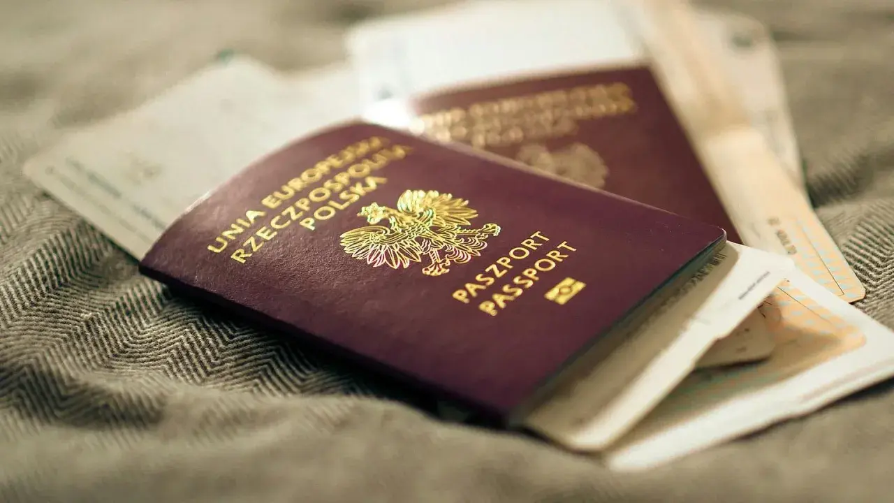 Polskie paszporty i dokumenty, które są potrzebne do odbioru paszportu.