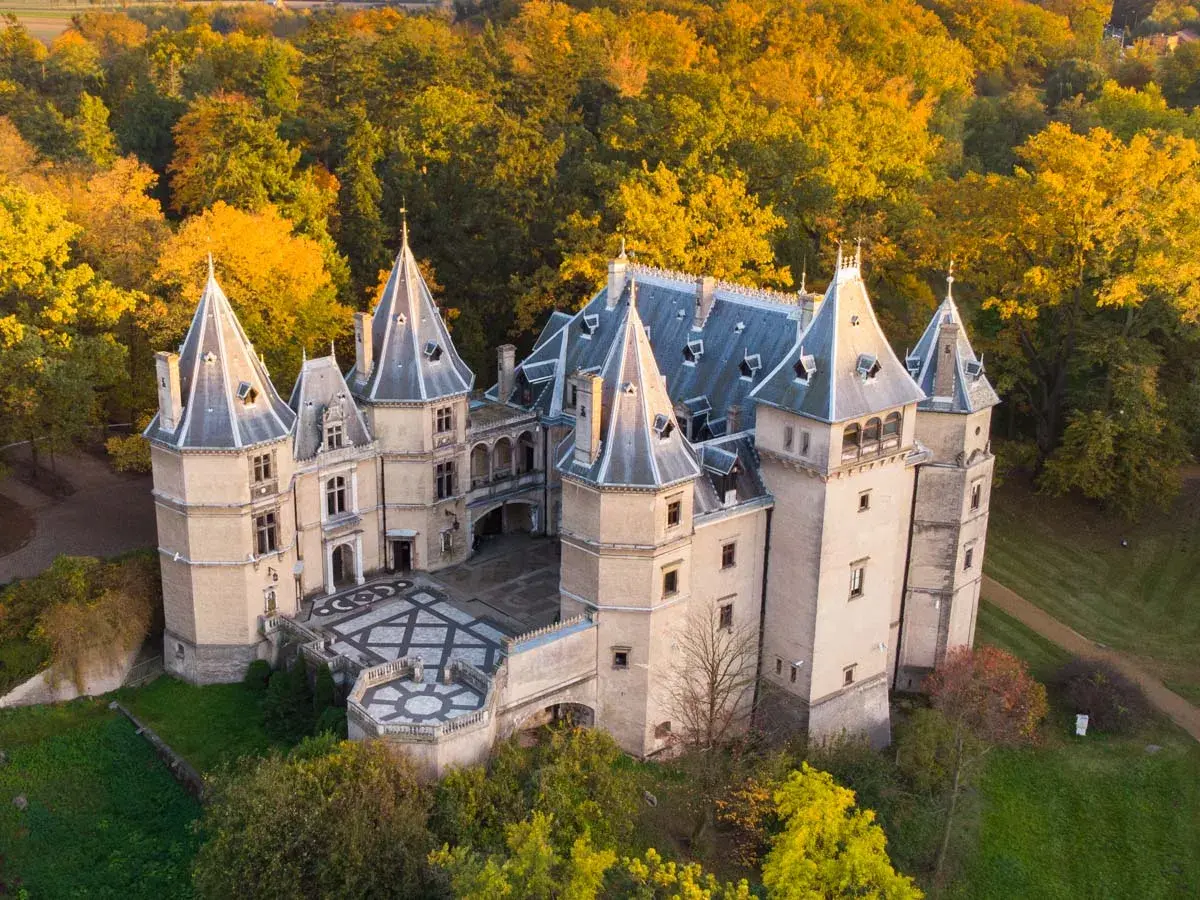 Piękny zamek w otoczeniu jesiennych drzew. Jedno z wielu wspaniałych zamków w Polsce, które zachwycają architekturą i historią.