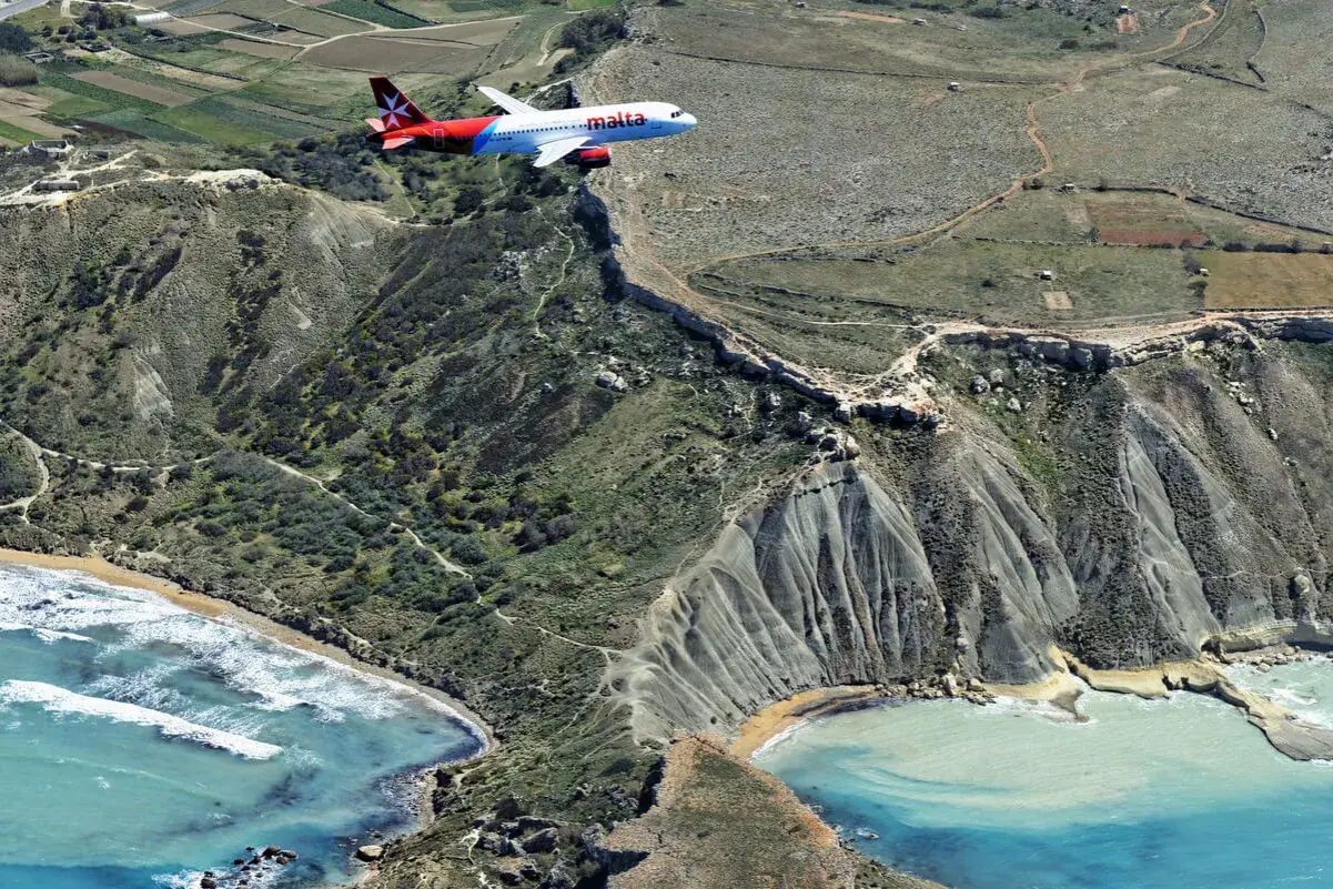 Samolot Malta Air przelatuje nisko nad klifami. Lotnisko Malta, niebezpieczne podejście do lądowania nad morzem.