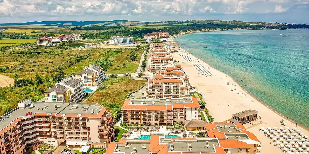 Widok na kurort nad Morzem Czarnym. Hotele i plaża z leżakami. Sprawdź ceny w Bułgarii na wakacje!