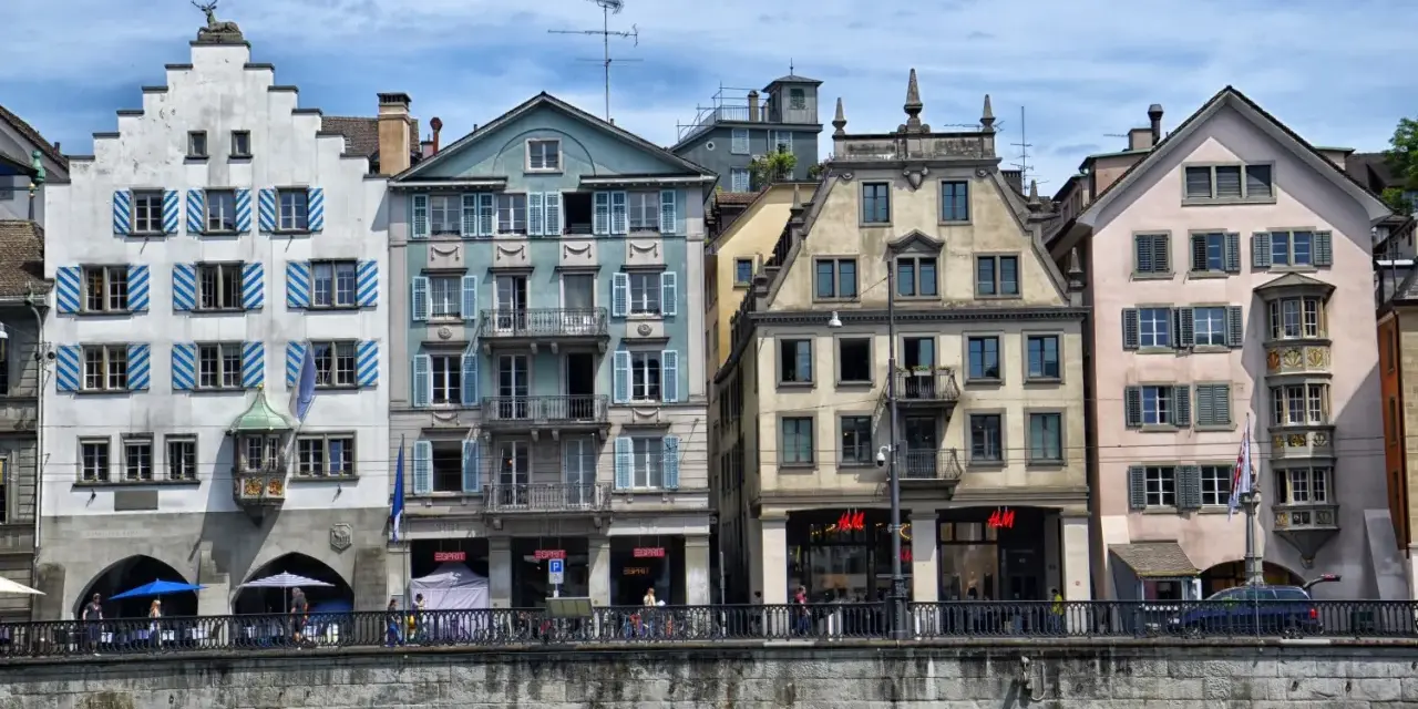 Urokliwe kamienice nad rzeką w Zurychu, największym mieście Szwajcarii.