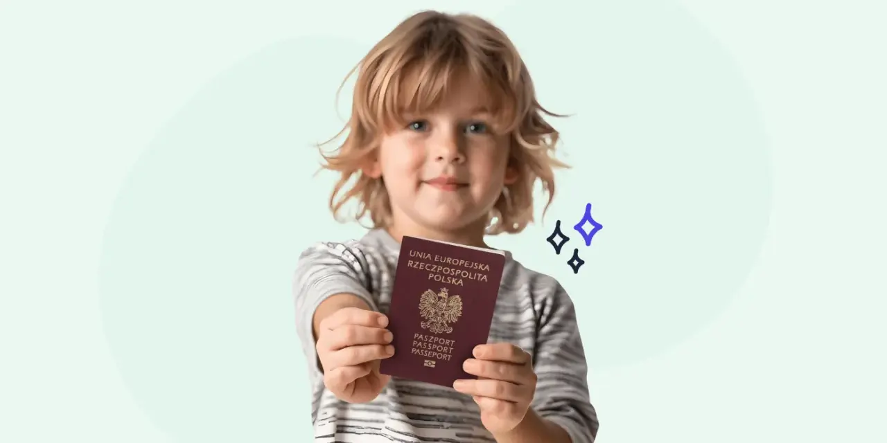Uśmiechnięty chłopiec trzyma polski paszport. Teraz łatwo wyrobisz paszport dla dziecka online.