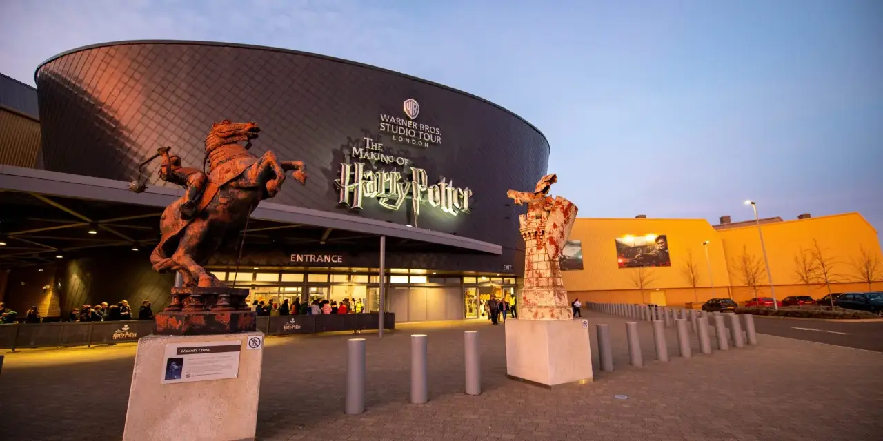 Przed wejściem do muzeum Harry'ego Pottera stoją figury szachowe.