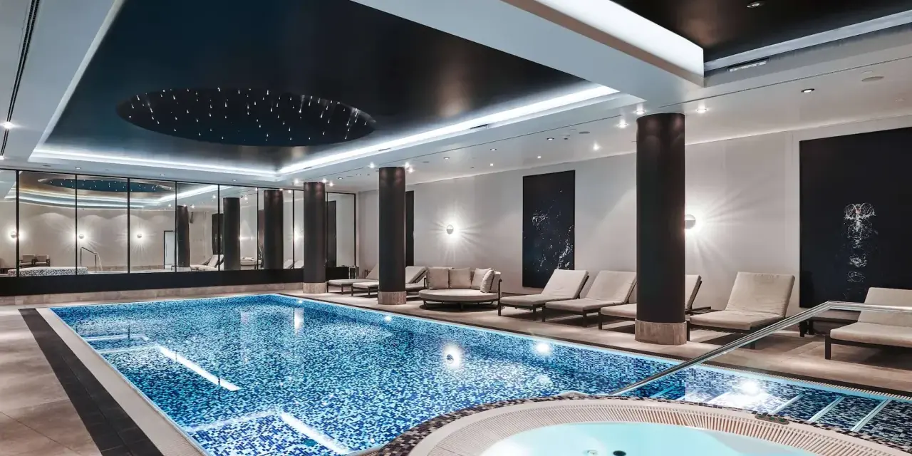 Basen i jacuzzi w Radisson Collection Hotel Warsaw. Relaks w nowoczesnym spa z leżakami i gwiazdami na suficie.
