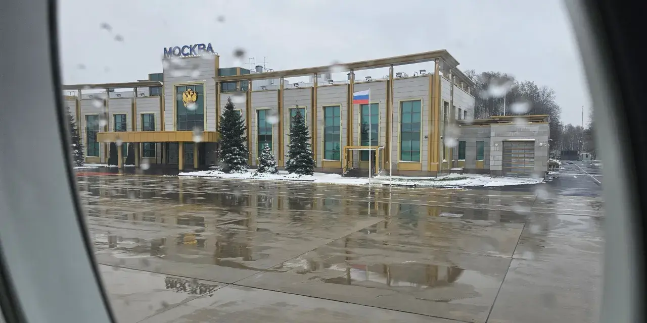 Budynek z napisem "MOCKBA" i godłem Rosji, otoczony śniegiem i kałużami. To trzeci port lotniczy Moskwy.
