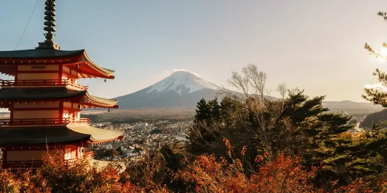 Piękna pagoda i góra Fudżi. Zastanawiasz się, czy do Japonii potrzebna jest wiza? Sprawdź przed podróżą!