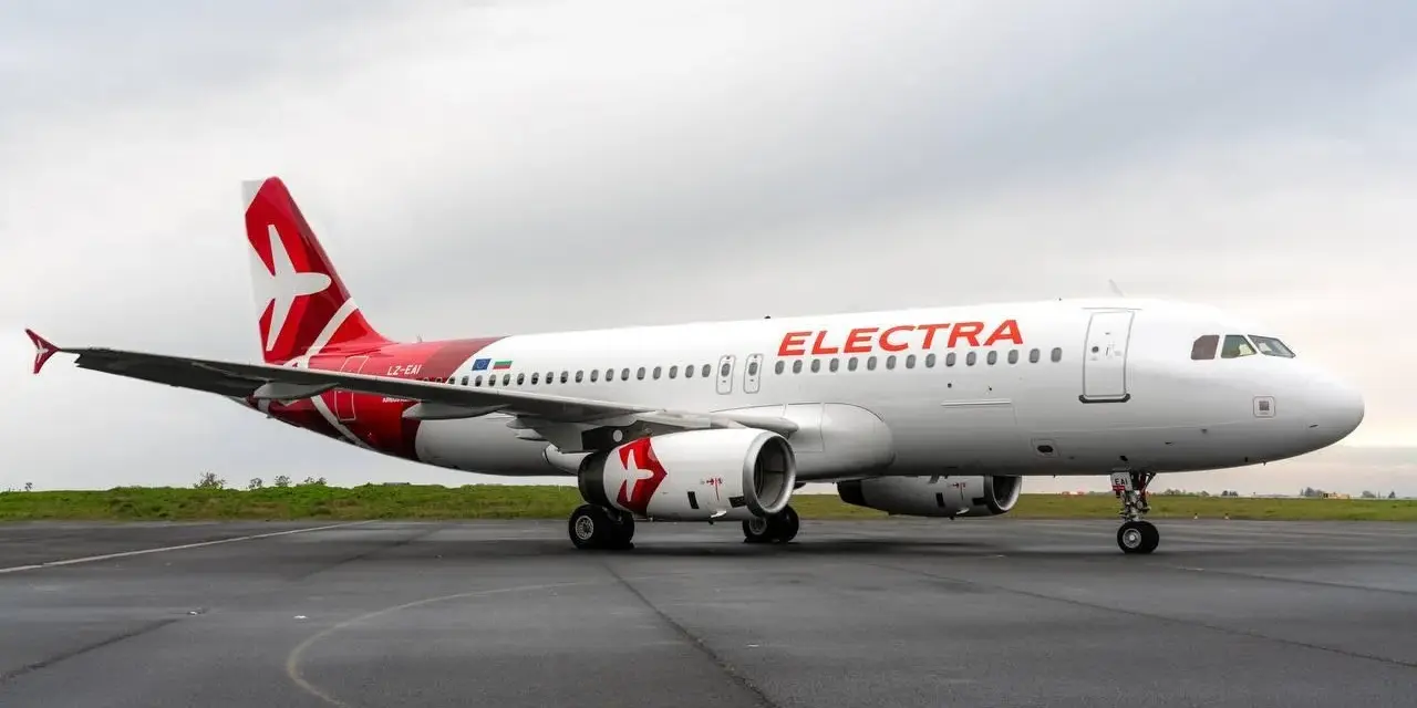 Samolot Electra Airways na płycie lotniska. Czekam na mój bagaż po podróży.