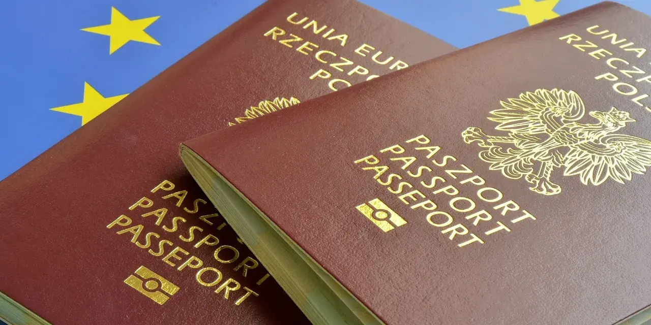 Dwa polskie paszporty na tle flagi Unii Europejskiej.